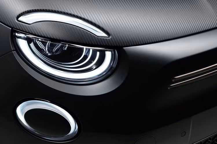 Cả ba mẫu xe này đều được tùy chỉnh hoàn toàn từ trong ra ngoài và Fiat cho biết, những chiếc xe này thể hiện thiết kế bền vững, thời trang bền vững và sự sang trọng bền vững.