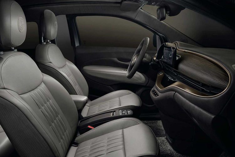 Được trưng bày tại triển lãm LA, 500e Giorgio Armani, Kartell và Bvlgari mang đến vẻ ngoài tinh tế cho chiếc xe đô thị có thiết kế độc đáo.