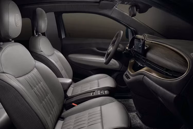 Được trưng bày tại triển lãm LA, 500e Giorgio Armani, Kartell và Bvlgari mang đến vẻ ngoài tinh tế cho chiếc xe đô thị có thiết kế độc đáo.