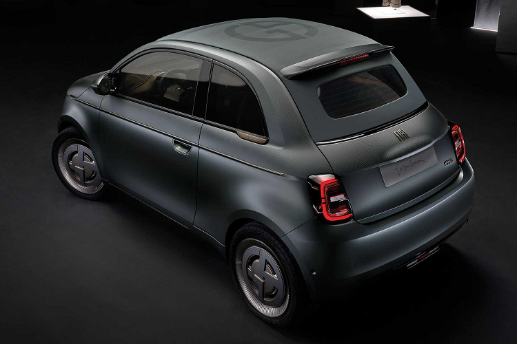 Đối với Fiat 500 thế hệ trước, mẫu xe này vẫn được bán ở châu Âu với động cơ đốt trong mặc dù việc sản xuất và bán mẫu xe này cho thị trường Bắc Mỹ đã kết thúc vào năm 2019. Mức giá xe Fiat 500e mới từ khoảng 37.500 Euro.