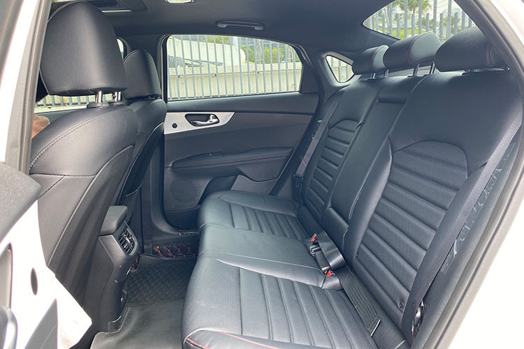 KIA K3 Turbo GT 2022 tại Việt Nam sở hữu kích thước tương đương các phiên bản cấp thấp nhưng trên chiếc xe này có một số nâng cấp khác biệt. Diện mạo K3 Turbo GT đậm chất thể thao với nhiều chi tiết được làm mới hoàn toàn.