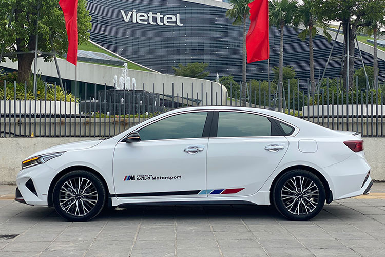 Trên sàn xe cũ, KIA K3 GT 2022 đã qua sử dụng đang được chào bán với giá khá cao. Số lượng xe cần bán rất ít nếu không muốn nói là cực hiếm. Trong đó, chiếc xe KIA K3 GT cũ đầu tiên lên sàn với giá chào bán 768 triệu đồng. Người bán giới thiệu là xe chạy siêu lướt, màu trắng, ODO 2.000 km và nội thất, ngoại thất mới như xe hãng. Xe đăng ký tư nhân 1 chủ.