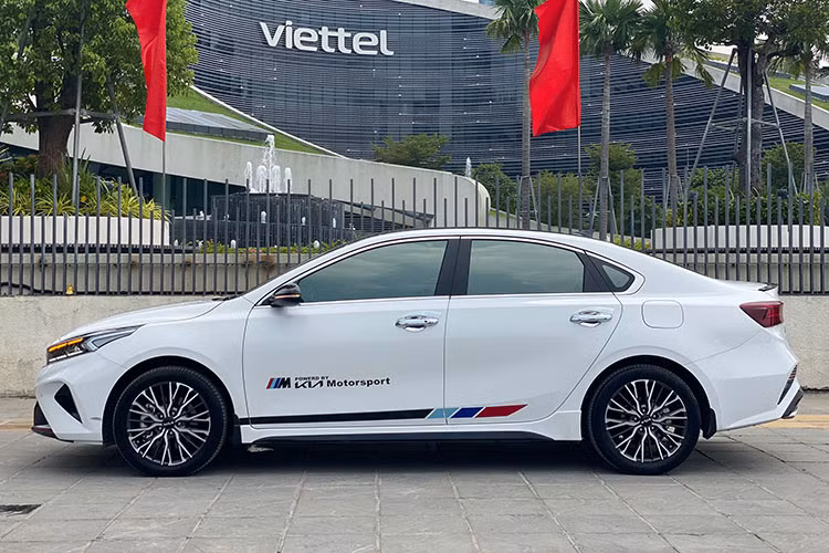 Trên sàn xe cũ, KIA K3 GT 2022 đã qua sử dụng đang được chào bán với giá khá cao. Số lượng xe cần bán rất ít nếu không muốn nói là cực hiếm. Trong đó, chiếc xe KIA K3 GT cũ đầu tiên lên sàn với giá chào bán 768 triệu đồng. Người bán giới thiệu là xe chạy siêu lướt, màu trắng, ODO 2.000 km và nội thất, ngoại thất mới như xe hãng. Xe đăng ký tư nhân 1 chủ.