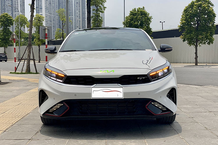 Hông xe có thêm ốp thể thao, gương chiếu hậu phủ sơn đen tương phản cùng màu thân xe. Cản sau tạo điểm nhấn rõ nét với đường viền bắt mắt. Cụm ống xả kép hình chữ nhật đặt đối xứng. Bản GT Turbo tích hợp thêm cánh gió...