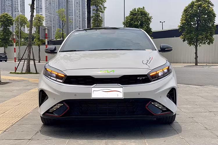 Hông xe có thêm ốp thể thao, gương chiếu hậu phủ sơn đen tương phản cùng màu thân xe. Cản sau tạo điểm nhấn rõ nét với đường viền bắt mắt. Cụm ống xả kép hình chữ nhật đặt đối xứng. Bản GT Turbo tích hợp thêm cánh gió...