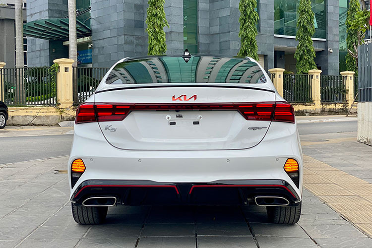 Đầu xe tích hợp lưới tản nhiệt mũi hổ đặc trưng với các họa tiết kim cương sơn đỏ nổi bật. Đèn pha LED có thêm logo GT. Cản trước thiết kế thể thao, ấn tượng đi kèm viền đỏ bao quanh khu vực đèn sương mù.