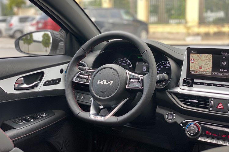 Bên trong khoang nội thất của KIA K3 GT được phối màu đen, viền đỏ cá tính. Vô lăng thể theo, thiết kế đáy phẳng D-cut. Logo GT xuất hiện trên các ghế ngồi và vô lăng. Hệ thống vận hành của xe cũng là điểm khác biệt so với các phiên bản khác.