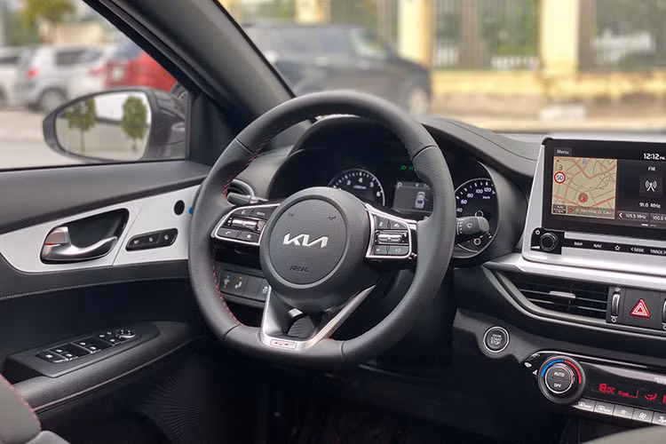 Bên trong khoang nội thất của KIA K3 GT được phối màu đen, viền đỏ cá tính. Vô lăng thể theo, thiết kế đáy phẳng D-cut. Logo GT xuất hiện trên các ghế ngồi và vô lăng. Hệ thống vận hành của xe cũng là điểm khác biệt so với các phiên bản khác.