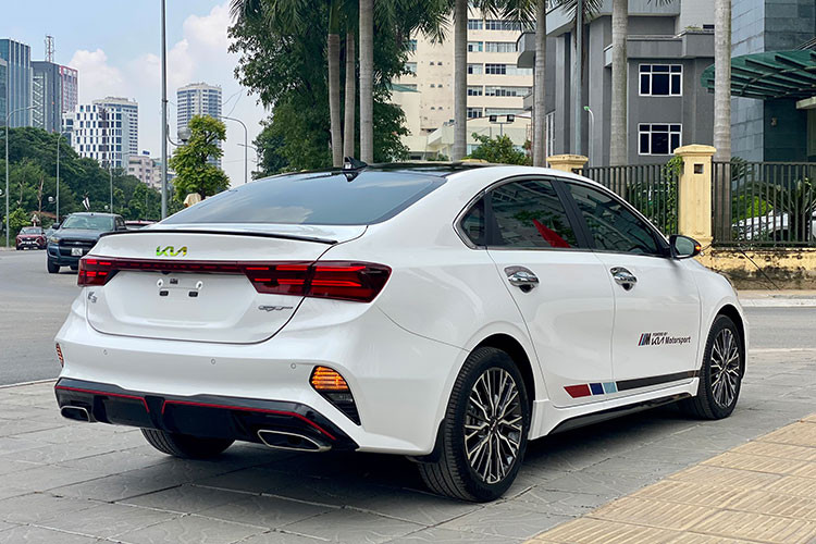 Đây được xem là món hời cho những ai đang muốn sở hữu xe KIA K3 GT 2022 giá tốt bởi nếu mua mới, chủ nhân phải chi khoản tiền mua xe trị giá 764 triệu đồng và bỏ thêm khoản tiền khá lớn để hoàn thành thủ tục lăn bánh tại Hà Nội. Tổng chi phí lăn bánh tạm tính đối với chiếc xe này khoảng 878 triệu đồng.