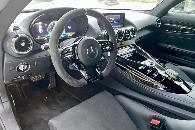 Chưa hết, chiếc siêu xe Mercedes-AMG GT R Pro này còn có trang bị thanh chống lật phía sau hàng ghế ngồi và chi tiết này sơn màu trắng. Dòng siêu xe Mercedes-AMG GT R Pro là bản nâng cấp giữa vòng đời nên có ngoại hình hiếu chiến bao gồm xe được trang bị cánh lướt gió cỡ lớn phía đầu xe được chốt bằng 2 thanh trợ lực. Ngoài ra, 2 bên đầu xe còn có thanh nẹp dữ dằn bằng carbon.