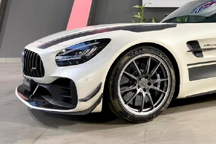 Dù có trọng lượng giảm do hàng loạt chi tiết bằng sợi carbon cùng hệ thống treo mới nhưng thời gian tăng tốc từ vị trí xuất phát lên 100 km/h của xe mất 3,6 giấy trước khi đạt tốc độ tối đa 319 km/h.