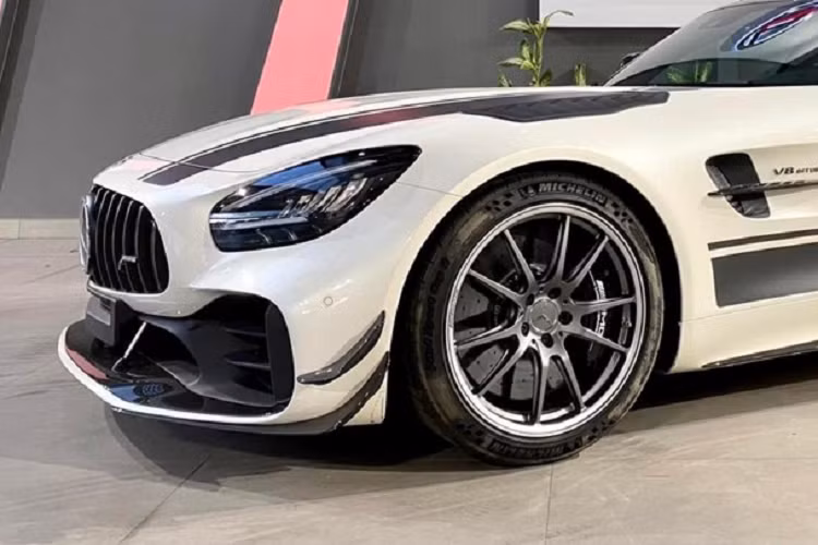 Dù có trọng lượng giảm do hàng loạt chi tiết bằng sợi carbon cùng hệ thống treo mới nhưng thời gian tăng tốc từ vị trí xuất phát lên 100 km/h của xe mất 3,6 giấy trước khi đạt tốc độ tối đa 319 km/h.