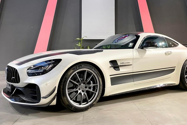 Như vậy sau 2 tháng lộ ảnh, chiếc siêu xe Mercedes-AMG GT R Pro thứ 2 tại Việt Nam đã được đơn vị nhập khẩu tư nhân hoàn thành các thủ tục thông quan và tạm thời trưng bày trong showroom siêu xe này. Trước đó, Minh Nhựa từng chia sẻ hình ảnh chiếc xe Mercedes-AMG GT R Pro này nhưng chưa rõ cụ thể đã chốt mua hay chưa.