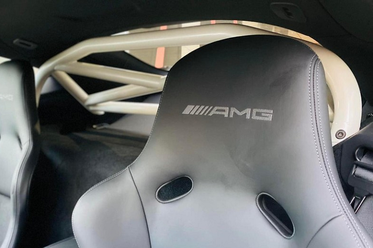 Khá đáng tiếc là hệ truyền động của siêu xe Mercedes-AMG GT R Pro vẫn sử dụng động cơ V8, tăng áp kép, dung tích 4.0 lít, sản sinh công suất tối đa 577 mã lực và mô-men xoắn cực đại 700 Nm.