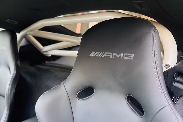 Khá đáng tiếc là hệ truyền động của siêu xe Mercedes-AMG GT R Pro vẫn sử dụng động cơ V8, tăng áp kép, dung tích 4.0 lít, sản sinh công suất tối đa 577 mã lực và mô-men xoắn cực đại 700 Nm.