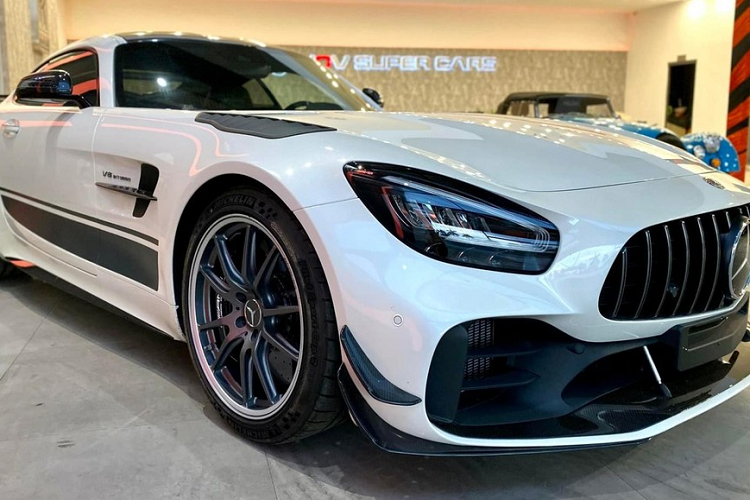 Dòng siêu xe Mercedes-AMG GT R đang nhận được sự quan tâm rất lớn của giới đại gia trong nước khi đã có 5 chiếc được mang về nước. Mới đây nhất, hình ảnh sắc nét về siêu xe Mercedes-AMG GT R Pro thứ 2 về nước đã được đơn vị nhập khẩu tư nhân tại TP HCM chia sẻ lên mạng xã hội.
