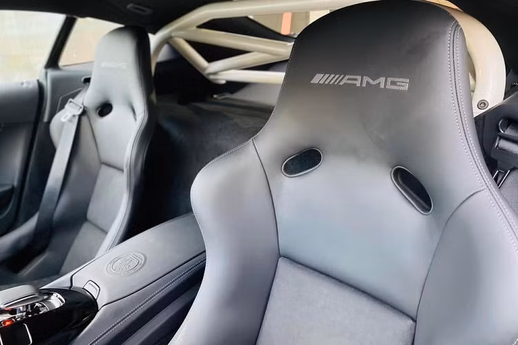 Bên hông xe Mercedes-AMG GT R Pro nhận được bộ tem mới phong cách xe đua, trên vòm bánh xe tích hợp thêm các khe hốc gió mới và ốp sườn carbon. Hiện mức giá xe Mercedes-AMG GT R phiên bản Pro không được tiết lộ, nhưng dự đoán không dưới 12 tỷ đồng. Hiện phiên bản tiêu chuẩn có giá chính hãng từ 11,59 tỷ đồng.