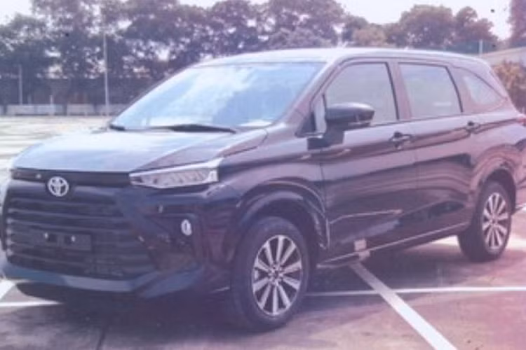 Toyota Veloz lắp ráp Việt Nam sử dụng mâm xe loại 16 inch trên bản tiêu chuẩn và 17 inch trên bản cao cấp. Cả 2 mẫu MPV đều được trang bị động cơ tên mã 2NR-VE 1.5L 4 xy-lanh, cho công suất 105 mã lực và mô-men xoắn cực đại 138 Nm.