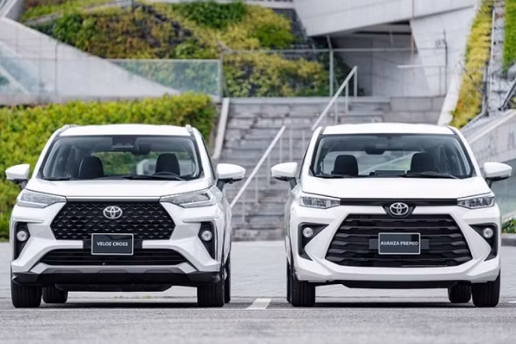 Veloz và Avanza là 2 mẫu xe chiến lược của Toyota tại thị trường Việt Nam. Đặc biệt, Veloz hiện đang rất được người tiêu dùng ưa chuộng. Từ khi ra mắt hồi tháng 3 đến hết tháng 11, đã có 12.876 chiếc Veloz bán ra thị trường, đứng thứ 2 tại phân khúc MPV phổ thông cỡ nhỏ.
