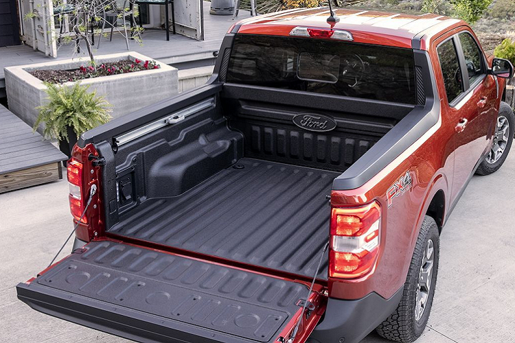 Ford cung cấp cho Maverick 2 tùy chọn động cơ, bao gồm 2.5L Hybrid và 2.0L EcoBoost. Phiên bản 2.5L Hybrid có tổng công suất 191 mã lực và mô-men xoắn cực đại 211 Nm, trong khi đó bản 2.0L EcoBoost tạo ra 250 mã lực và mô-men xoắn cực đại 377 Nm. Khách hàng có thể chọn lựa hệ dẫn động cầu trước hoặc 4 bánh.