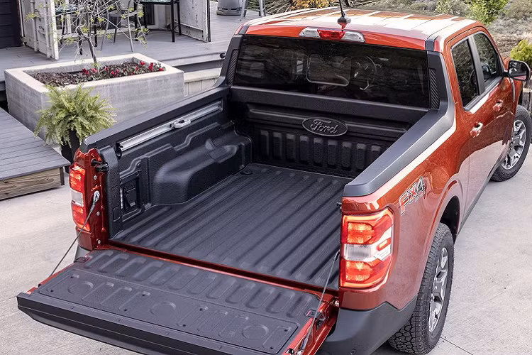 Ford cung cấp cho Maverick 2 tùy chọn động cơ, bao gồm 2.5L Hybrid và 2.0L EcoBoost. Phiên bản 2.5L Hybrid có tổng công suất 191 mã lực và mô-men xoắn cực đại 211 Nm, trong khi đó bản 2.0L EcoBoost tạo ra 250 mã lực và mô-men xoắn cực đại 377 Nm. Khách hàng có thể chọn lựa hệ dẫn động cầu trước hoặc 4 bánh.