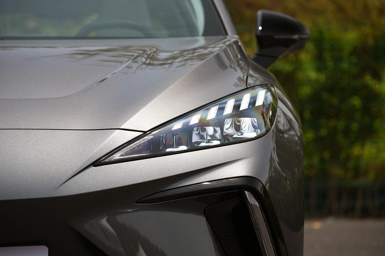 Được phát triển dựa trên cơ sở gầm bệ Nebula do công ty mẹ SAIC chế tạo, MG Mulan sở hữu chiều dài 4.287 mm, chiều rộng 1.836 mm, chiều cao 1.516 mm và chiều dài cơ sở 2.705 mm. Với chiều dài cơ sở này, xe sẽ được định vị trong phân khúc hatchback hạng C.