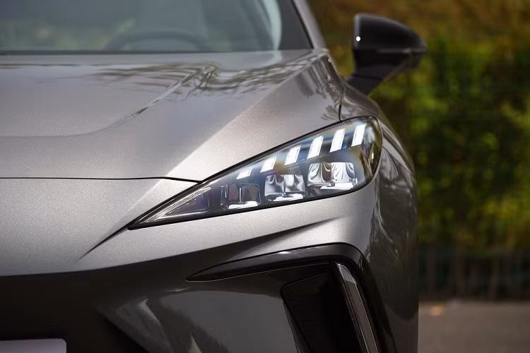 Được phát triển dựa trên cơ sở gầm bệ Nebula do công ty mẹ SAIC chế tạo, MG Mulan sở hữu chiều dài 4.287 mm, chiều rộng 1.836 mm, chiều cao 1.516 mm và chiều dài cơ sở 2.705 mm. Với chiều dài cơ sở này, xe sẽ được định vị trong phân khúc hatchback hạng C.