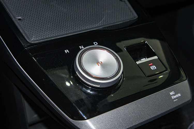 Theo hãng MG, giá của Mulan tại thị trường Trung Quốc sẽ chính thức được công bố vào tháng 9 năm nay và hứa hẹn không quá 200.000 Nhân dân tệ (khoảng 700 triệu đồng). Khi mua MG Mulan mới, khách hàng Trung Quốc có thể chọn 1 trong 6 màu sơn ngoại thất là xanh lá, trắng, bạc, đỏ, xám và xanh dương.