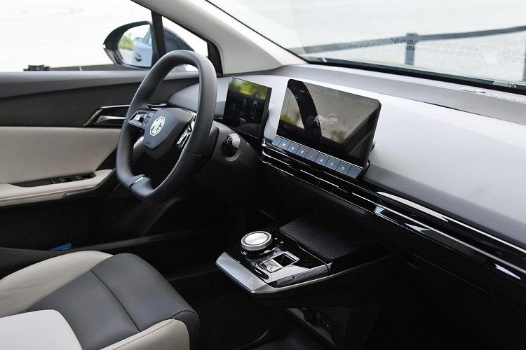 Ngoài ra, xe còn được trang bị 2 loại pin với dung lượng 51 kWh và 64 kWh. 2 cụm pin này giúp xe chạy được lần lượt là 425 km và 520 km theo tiêu chuẩn CLTC sau khi sạc đầy pin. Riêng phiên bản dẫn động 4 bánh của xe có thể chạy được tối đa 460 km.