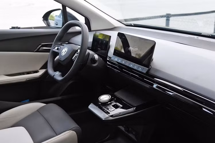 Ngoài ra, xe còn được trang bị 2 loại pin với dung lượng 51 kWh và 64 kWh. 2 cụm pin này giúp xe chạy được lần lượt là 425 km và 520 km theo tiêu chuẩn CLTC sau khi sạc đầy pin. Riêng phiên bản dẫn động 4 bánh của xe có thể chạy được tối đa 460 km.