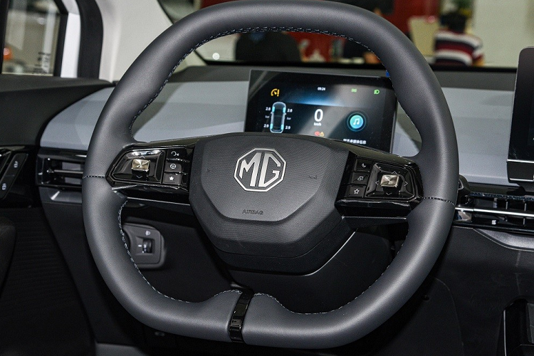 Đằng sau, MG Mulan 2023 được trang bị đèn hậu hình chữ "Y" nối liền với nhau và tấm ốp giả bộ khuếch tán gió dưới cản sau. Ngoài ra, xe còn có 2 cánh gió mui đậm chất thể thao. Tương tự ngoại thất, nội thất của mẫu xe hatchback hạng C này cũng được thiết kế theo phong cách hiện đại và trẻ trung.