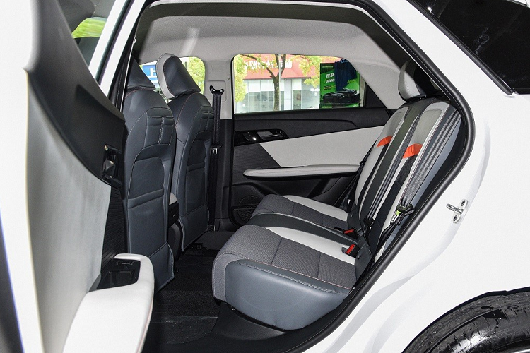 Khi mua MG Mulan 2023, khách hàng Trung Quốc có thể chọn phiên bản dẫn động cầu sau với 1 mô-tơ điện hoặc dẫn động 4 bánh với 2 mô-tơ điện. Phiên bản dẫn động cầu sau có công suất tối đa 125 kW (170 mã lực) và mô-men xoắn cực đại 250 Nm. Ở phiên bản còn lại, xe có thêm mô-tơ điện trên cầu trước.