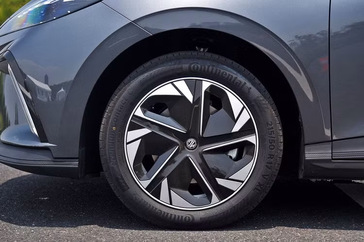 Bên ngoài, MG Mulan 2023 chạy điện gây ấn tượng với thiết kế ngoại thất trẻ trung. Có thể thấy điều đó qua cụm đèn pha hình tam giác sắc sảo, 2 khe gió cỡ lớn tích hợp đèn sương mù trước nằm dọc, hốc gió trung tâm hình lục giác khá rộng và cánh lướt gió dưới cản trước. Tuy nhiên, thiết kế đầu xe của mẫu ô tô điện này khiến người ta liên tưởng đến siêu xe Lamborghini Urus.