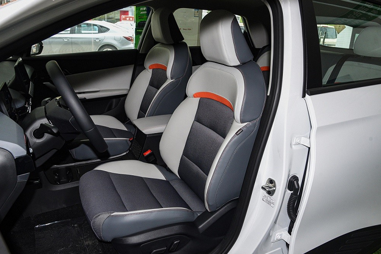 Nằm bên dưới cụm điều khiển trung tâm này là 2 hộc đựng cốc và ngăn chứa đồ. Sạc điện thoại thông minh không dây, hệ thống camera 360 độ và lọc không khí PM2.5 cũng được trang bị cho mẫu xe này.