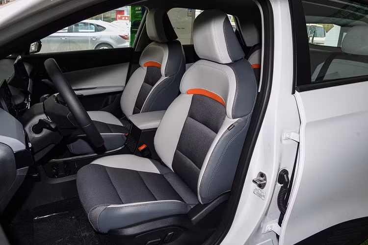 Nằm bên dưới cụm điều khiển trung tâm này là 2 hộc đựng cốc và ngăn chứa đồ. Sạc điện thoại thông minh không dây, hệ thống camera 360 độ và lọc không khí PM2.5 cũng được trang bị cho mẫu xe này.