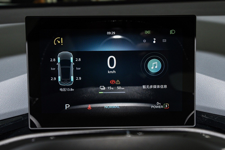 Cụ thể, bên trong xe xuất hiện ghế thể thao ôm lấy thân người ngồi, vô lăng vát 2 đầu, bảng đồng hồ kỹ thuật số và màn hình thông tin giải trí nằm độc lập trên mặt táp-lô. Ngay bên dưới màn hình trung tâm là hàng loạt nút bấm để chỉnh điều hòa.