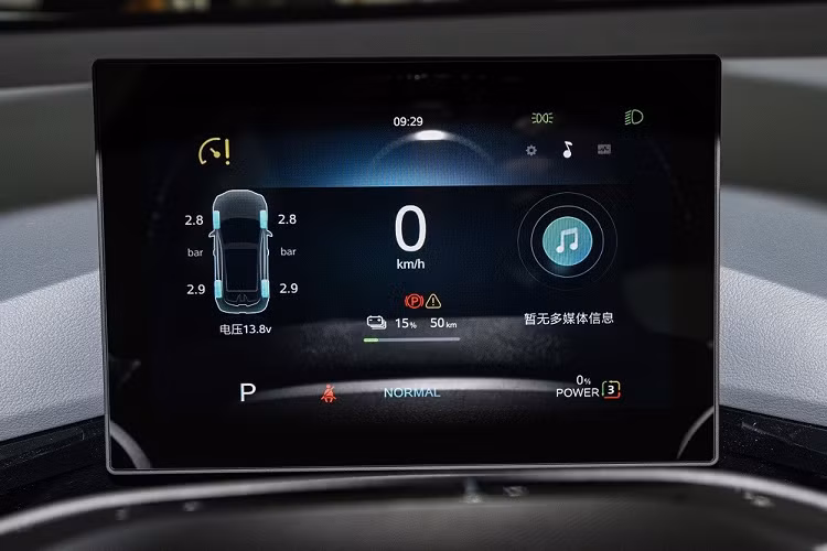 Cụ thể, bên trong xe xuất hiện ghế thể thao ôm lấy thân người ngồi, vô lăng vát 2 đầu, bảng đồng hồ kỹ thuật số và màn hình thông tin giải trí nằm độc lập trên mặt táp-lô. Ngay bên dưới màn hình trung tâm là hàng loạt nút bấm để chỉnh điều hòa.