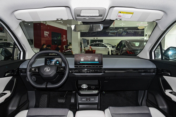 Trong khi đó, sườn xe có những chi tiết nổi bật như 2 đường dập gân sắc sảo, nóc dốc dần về phía sau theo phong cách coupe, bộ vành hợp kim 17 inch với thiết kế 5 chấu kép, sơn 2 màu và lốp Continental có kích thước 215/50 R17.