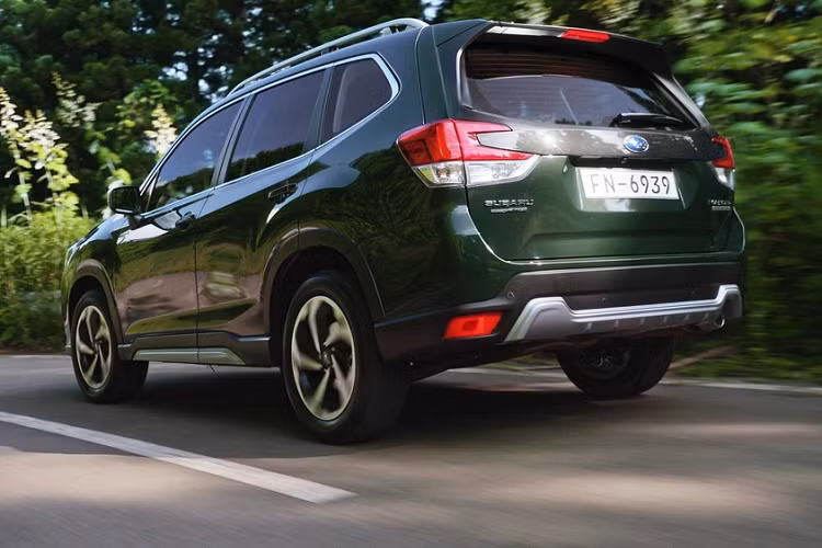 Theo hãng Subaru, Forester 2023 tại châu Âu có 3 chế độ lái, bao gồm Engine, EV và Motor Assist. Ở chế độ EV chỉ dùng mô-tơ điện, xe có thể chạy trên quãng đường 1,6 km và đạt vận tốc tối đa 40 km/h. Để tăng cường khả năng chạy off-road, hãng đã trang bị khoảng sáng gầm 220 mm cũng như hệ thống X-Mode với tính năng chạy đường Tuyết/Bụi (Snow/Dirt) và Tuyết dày/Bùn (Deep Snow/Mud) cho mẫu xe này.