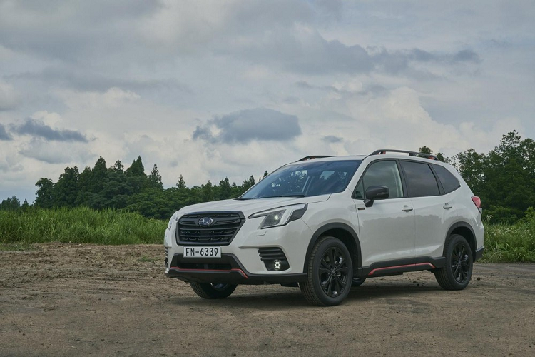Subaru Forester phiên bản nâng cấp đã lần lượt trình làng tại thị trường Mỹ vào hồi tháng 9 và tại Trung Quốc vào tháng 11 năm ngoái. Đến nay, mẫu crossover cỡ C này tiếp tục cập bến thị trường châu Âu với những nâng cấp về trang bị còn ấn tượng hơn. Điểm nhấn đáng chú ý nhất của Subaru Forester 2023 mới ở thị trường lục địa già chính là hệ thống an toàn chủ động EyeSight thế hệ thứ 4.