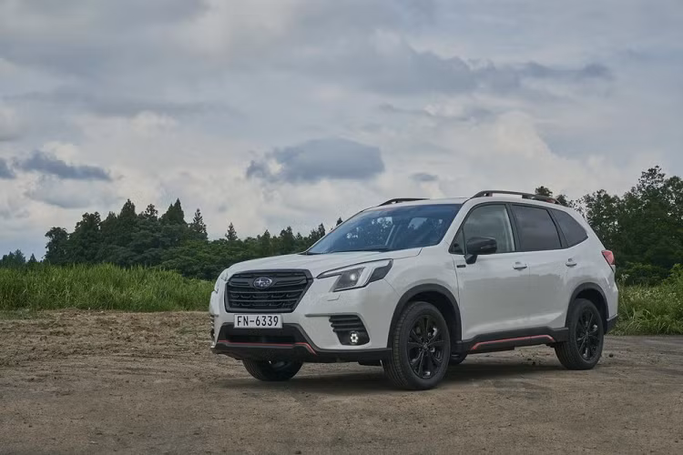Subaru Forester phiên bản nâng cấp đã lần lượt trình làng tại thị trường Mỹ vào hồi tháng 9 và tại Trung Quốc vào tháng 11 năm ngoái. Đến nay, mẫu crossover cỡ C này tiếp tục cập bến thị trường châu Âu với những nâng cấp về trang bị còn ấn tượng hơn. Điểm nhấn đáng chú ý nhất của Subaru Forester 2023 mới ở thị trường lục địa già chính là hệ thống an toàn chủ động EyeSight thế hệ thứ 4.