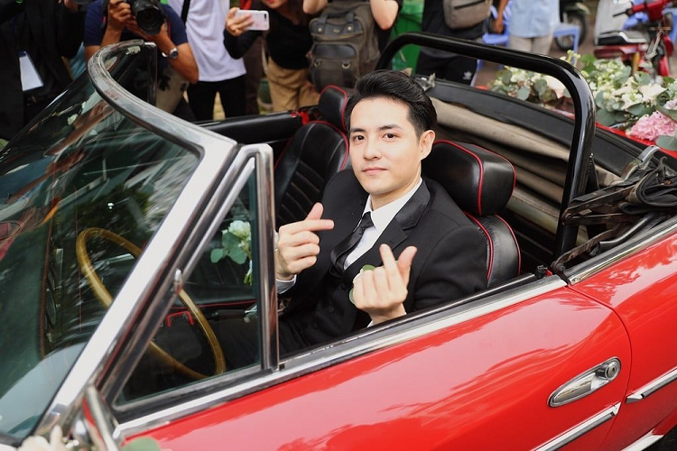 Ngoài chiếc siêu xe Audi R8 V10 Plus đình đám kể trên, cặp đôi Đông Nhi và Ông Cao Thắng còn sở hữu vài chiếc xe khác như Audi A7 bản Sportback trên 3,3 tỷ đồng hay trong ngày trọng đại của mình, Ông Cao Thắng từng cầm lái xe cổ Fiat 124 Sport Spider để đón Đông Nhi về dinh.