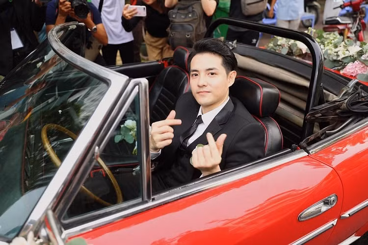 Ngoài chiếc siêu xe Audi R8 V10 Plus đình đám kể trên, cặp đôi Đông Nhi và Ông Cao Thắng còn sở hữu vài chiếc xe khác như Audi A7 bản Sportback trên 3,3 tỷ đồng hay trong ngày trọng đại của mình, Ông Cao Thắng từng cầm lái xe cổ Fiat 124 Sport Spider để đón Đông Nhi về dinh.