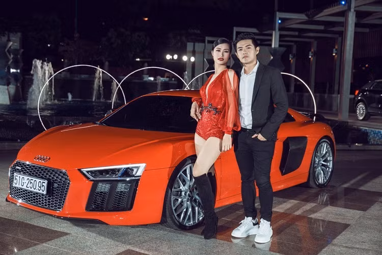 Đông Nhi chia sẻ hình ảnh chụp cùng siêu xe Audi R8 V10 Plus vào tháng 1/2017 với dòng trạng thái không phải là đại sứ thương hiệu của xe mà là chủ nhân. Không phải Tuấn Hưng hay bất kỳ ca sĩ nào khác, cặp đôi Đông Nhi và Ông Cao Thắng mới chính là nghệ sỹ đi tiên phong trong việc tậu siêu xe và Audi R8 V10 Plus chính hãng là chiếc đầu tiên.