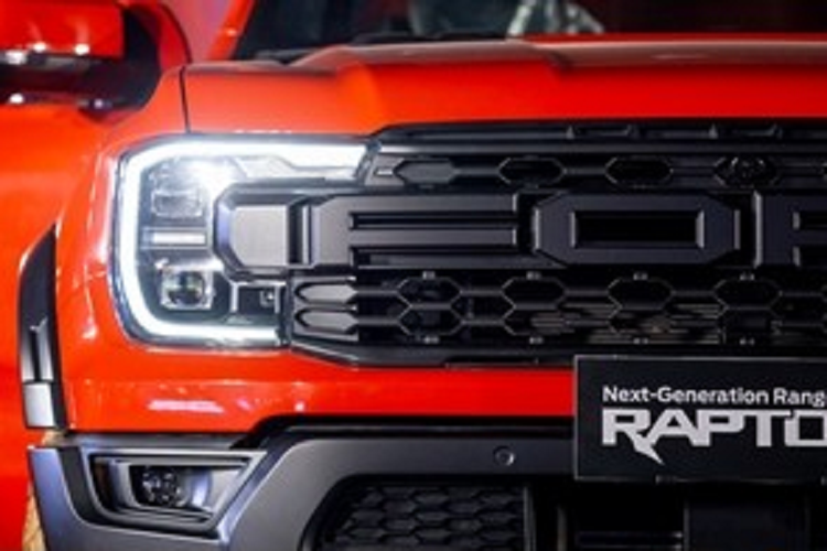 Mức giá xe Ford Ranger Raptor 2023 mới ra mắt tại Lào chưa công bố, xe có màu đỏ cam và được trang trí sân khấu như 1 địa hình để mẫu xe bán tải hạng nặng này có thể khoe được những trang bị ấn tượng đi kèm của xe.