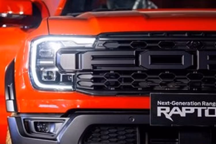 Mức giá xe Ford Ranger Raptor 2023 mới ra mắt tại Lào chưa công bố, xe có màu đỏ cam và được trang trí sân khấu như 1 địa hình để mẫu xe bán tải hạng nặng này có thể khoe được những trang bị ấn tượng đi kèm của xe.