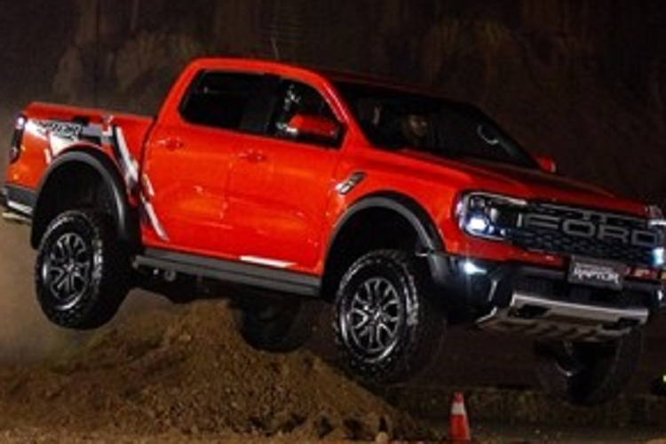 Sức mạnh của Ford Ranger Raptor 2023 mới ra mắt tại Lào là động cơ xăng EcoBoost V6, tăng áp kép, dung tích 3.0 lít, tạo ra công suất tối đa 284 mã lực và mô-men xoắn cực đại 491 Nm.