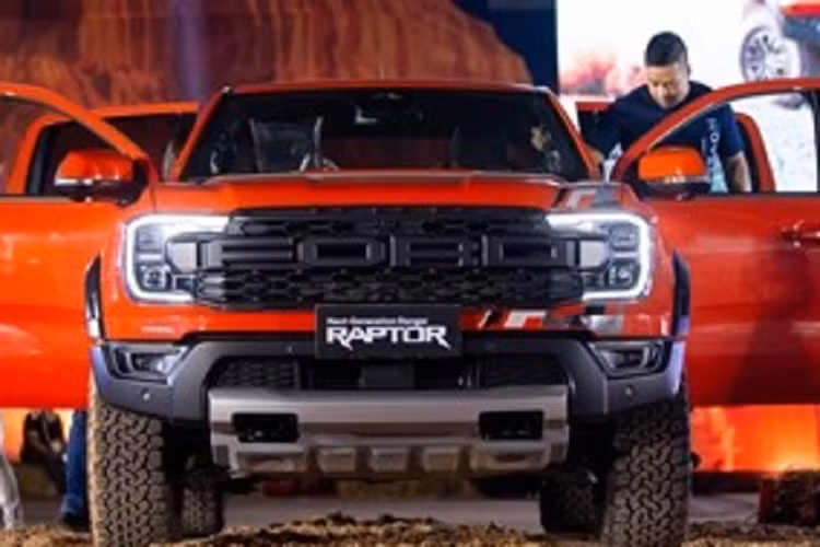 Sức mạnh động cơ được truyền tới bánh thông qua hộp số tự động 10 cấp và hệ dẫn động 4 bánh 4WD. Người lái có thể chọn 1 trong 7 chế độ lái, bao gồm Normal, Sport, Slippery, Rock Crawl, Mud/Ruts, Sand và Baja.