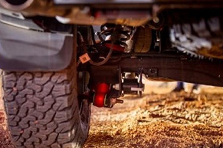 Đầu tiên phải kể đến chính là giảm xóc chủ động FOX Live Valve 63 mm, tiếp theo là hệ thống treo liên kết Watt phía sau, riêng hành trình của hệ thống treo được tăng lên 290 mm ở phía trước và 250 mm ở đằng sau.