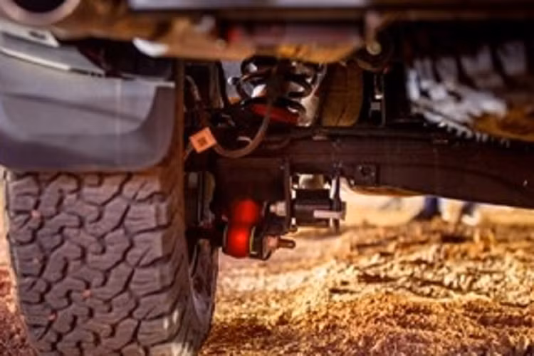 Đầu tiên phải kể đến chính là giảm xóc chủ động FOX Live Valve 63 mm, tiếp theo là hệ thống treo liên kết Watt phía sau, riêng hành trình của hệ thống treo được tăng lên 290 mm ở phía trước và 250 mm ở đằng sau.